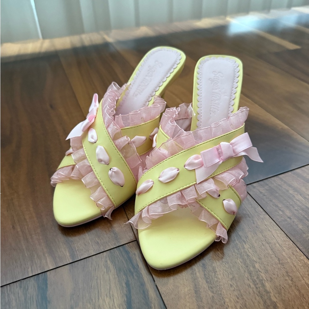 Sugar Thrillz SWEETHEART GLANCE HEELED SANDALS - YELLOW Size 6